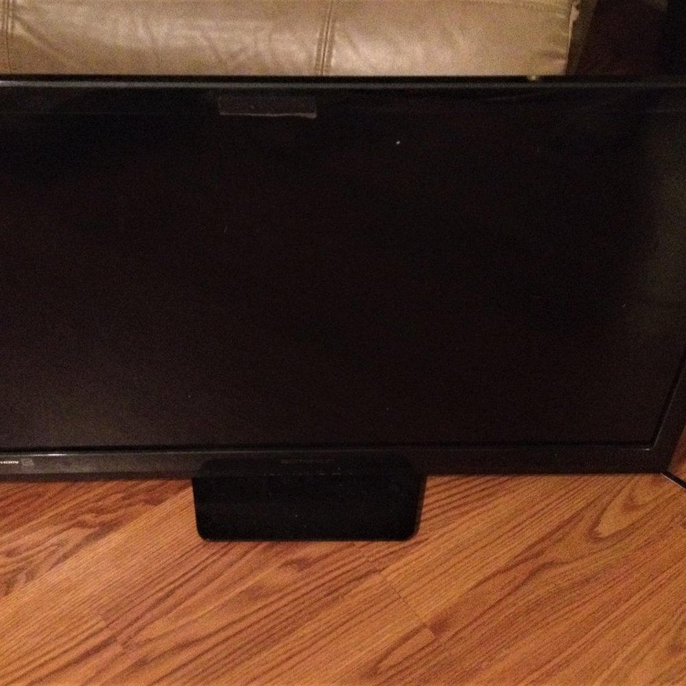Emerson LF320EM4A 720p 32 LED LCD HDTV 60hz BROKEN